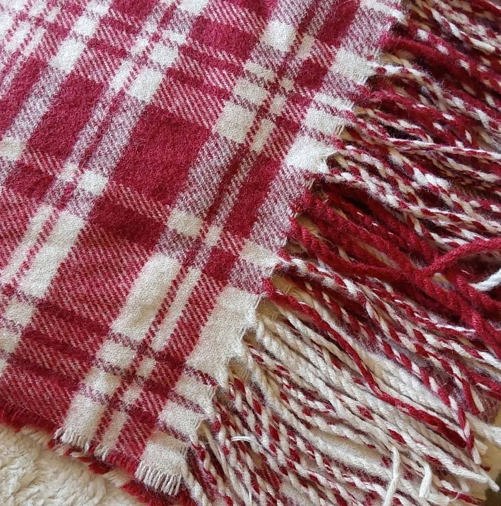🌺 NEW Soft Acrylic Red & White Fringed Stadium Blanket